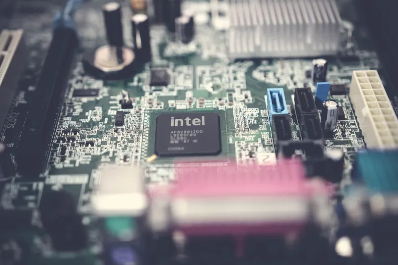 The Chip War in Your Pocket: How ARM and x86 Are Quietly Erasing the Line Between Your Phone and Your Laptop