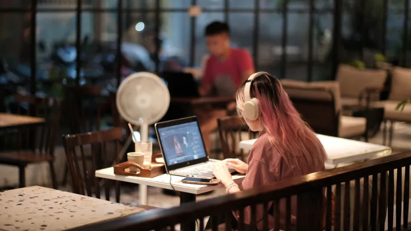 Cramped Screen, Clearer Mind: The Surprising Reason Pocket PCs Make You Get More Done