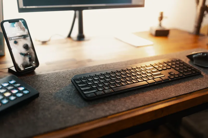 Turn Your Phone Into a Pocket Workstation: The Mobile Accessories That Actually Deliver